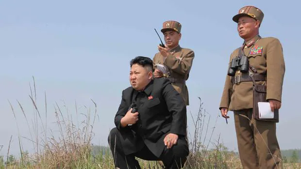 Kim Jong Un en una foto compartida por el Gobierno de Corea del Norte observa la prueba de un misil