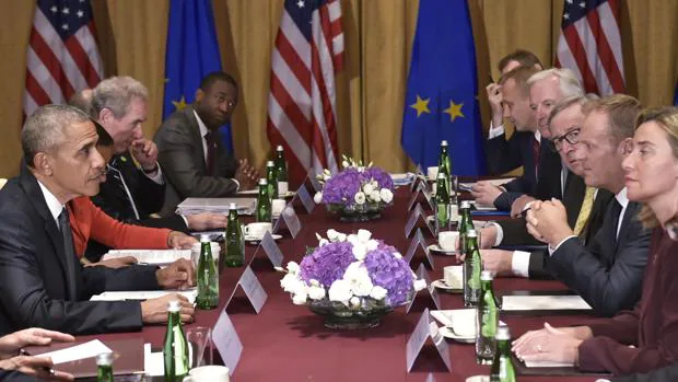 Obama (izquierda) en una reunión hoy en Varsovia con varios líderes europeos