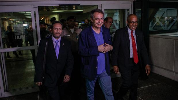 Zapatero, a su llegada a Caracas el 8 de julio