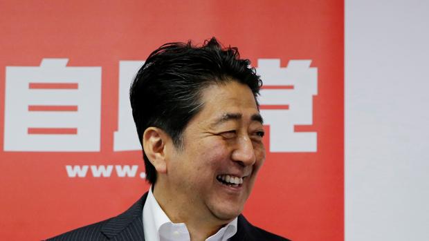 El primer ministro de Japón, Shinzo Abe, sonríe tras conocer su victoria en las elecciones de la Cámara Alta japonesa