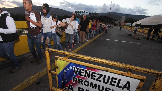 Venezolanos atraviesan la frontera entre su país y Colombia para comprar comida y medicamentos