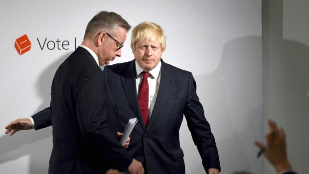 Gove y Johnson a la salida de su discurso de victoria tras vencer la salida de la Unión Europea