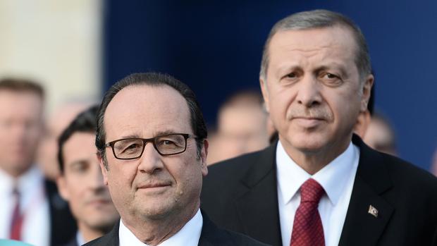 Hollande (izquierda) y Erdogan (derecha) durante la Cumbre de la OTAN en Varsovia, Polonia el 8 de julio