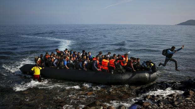 Una barcaza cargada de inmigrantes llegaba a la isla griega de Lesbos en 2015