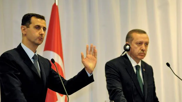 El presidente sirio, Bashar al Asad, y el primer ministro turco, Recep Tayyip Erdogan, comprecen juntos ante la prensa en Estambul en 2010