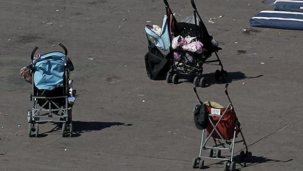 Varios carritos de bebé abandonados en el paseo marítimo de Niza tras el atentado del jueves por la noche