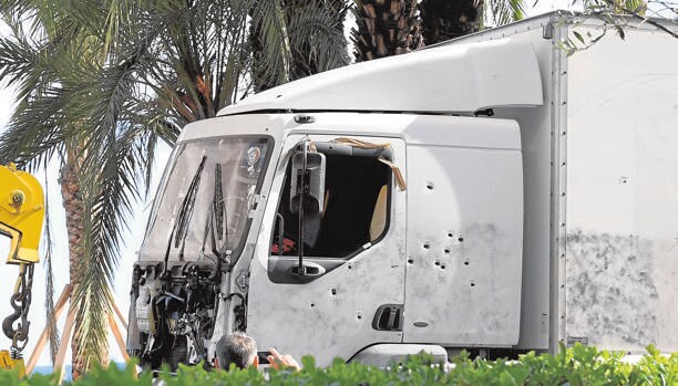 Estado en el que quedó el camión utilizado en el ataque en Niza