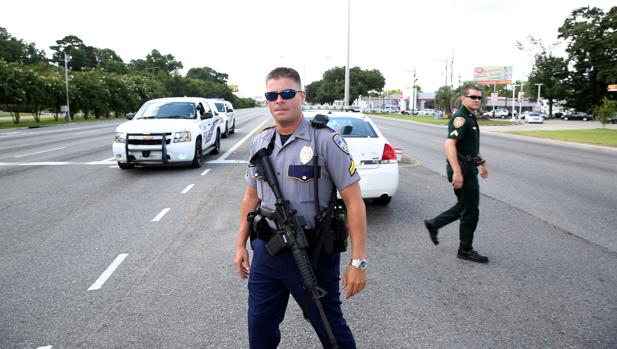 Un policía controla la zona tras el tiroteo en Baton Rouge