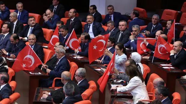El Parlamento turcio reunido en Ankara de urgencia el pasado sábado 16 de julio tras el fallido golpe de Estado