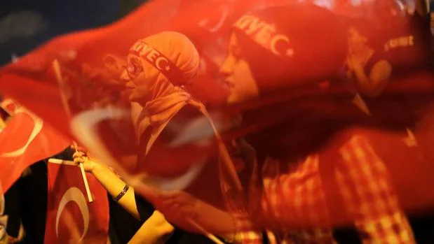 Un grupo de partidarios de Erdogan se manifiesta en Estambul