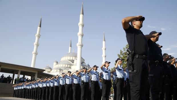 Varios agentes de policía se unen para rendir tributo a los policías caídos en el intento de golpe ayer, en la Mezquita Kocatepe en Ankara, REUTERS