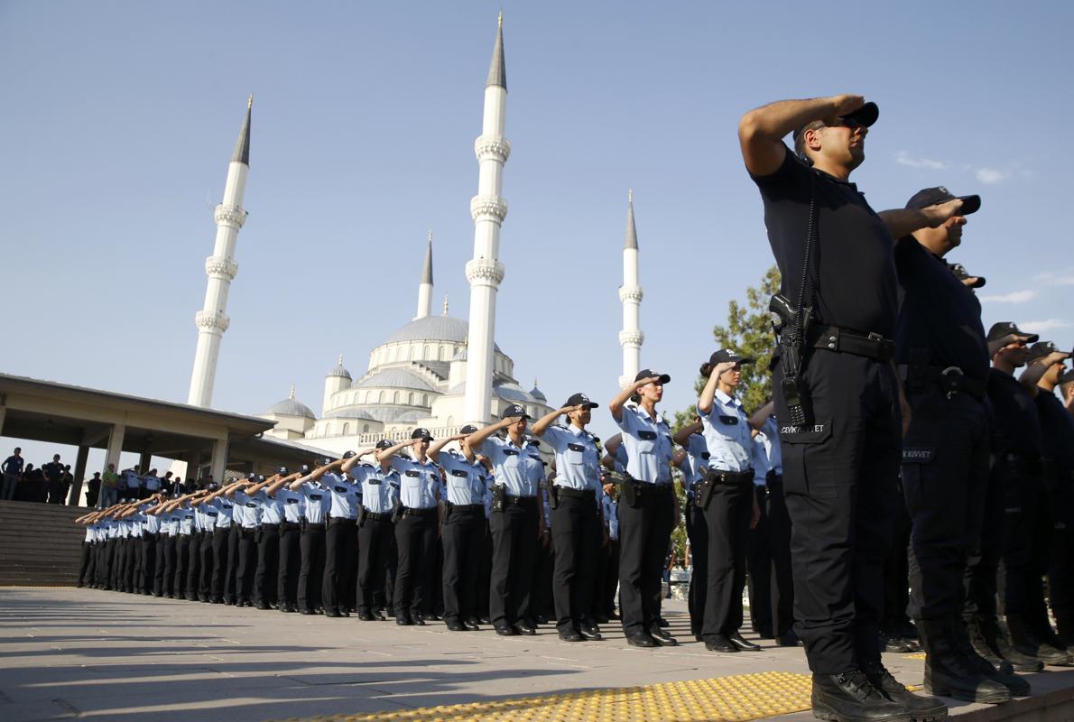 Varios agentes de policía se unen para rendir tributo a los policías caídos en el intento de golpe ayer, en la Mezquita Kocatepe en Ankara, REUTERS