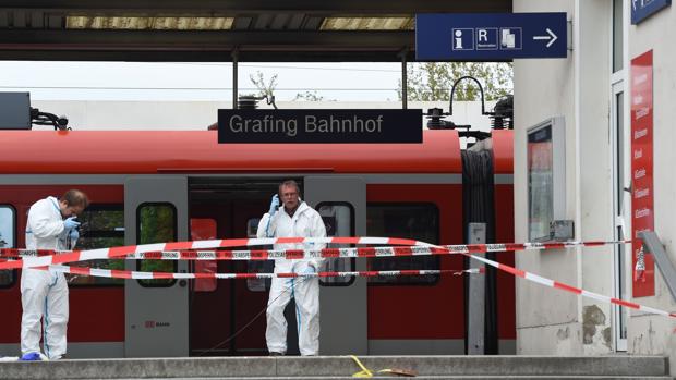 La Policía Forense investiga el lugar del atentado de mayo en Munich que se saldó con un muerto y tres heridos