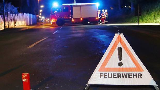 Un grupo de bomberos trabaja en los alrededores del tren atacado en Alemania