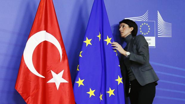 La Unión Europea amenaza a Turquía con no dar la exención de visados este año