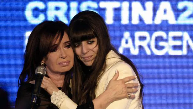 La expresidenta Cristina Fernández de Kirchner (i), junto a su hija Florencia