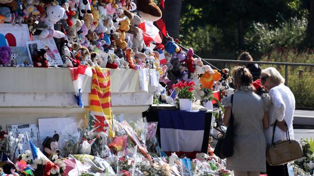 FDos mujeres observan uno de los homenajes a las víctimas del ataque de Niza en el Paseo de los Ingleses