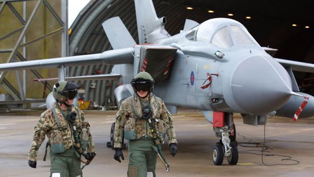 Dos militares en la base aérea de RAF, en el noreste de Reino Unido