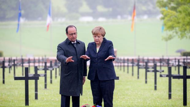 Hollande (izquierda) junto a Merkel (derecha) en el homenaje a finales de Mayo por el 100 aniversario de la Batalla de Verdún