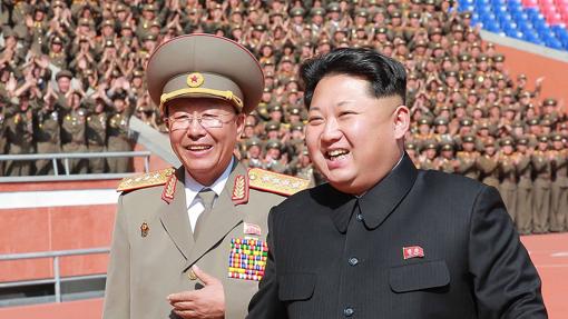 Kim Jong-un (d), junto a uno de sus altos mandos militares en un desfile en Pyongyand