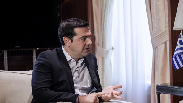 El primer ministro griego, Alexis Tsipras, en una reunión con el comisario europeo de Economía y Finanzas este lunes