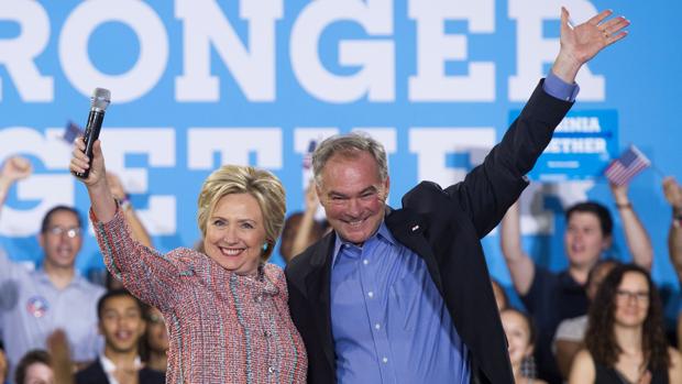 El senador Kaine, favorito para ser el candidato demócrata a vicepresidente, durante un mitin junto a Clinton