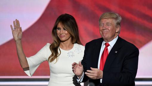 Melania salude junto a su marido en el escenario en Cleveland