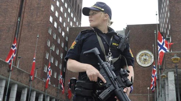 Una policía noruega en las calles de Oslo, poco después del primero de los ataques de Breivik