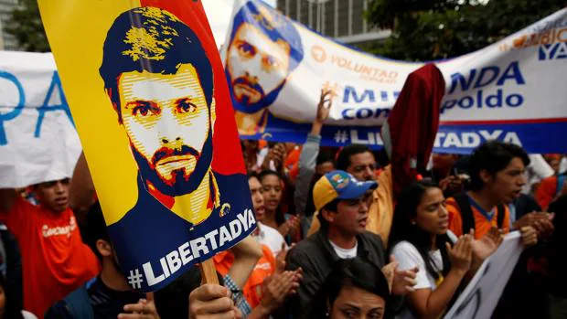Manifestantes ayer a las afueras del Tribunal Supremo en favor de Leopoldo López