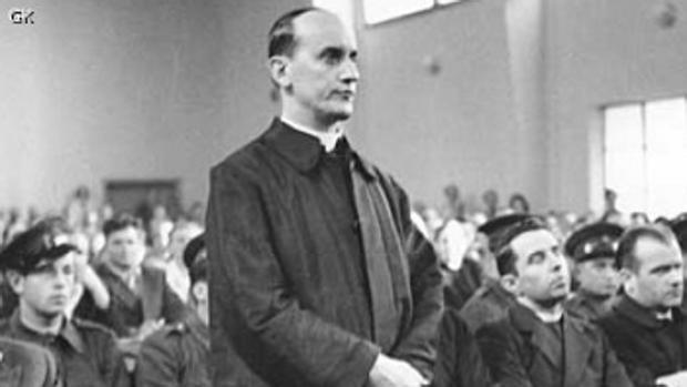 El arzobispo Stepinac, durante el simulacro de juicio a que fue sometido por los comunistas en 1946