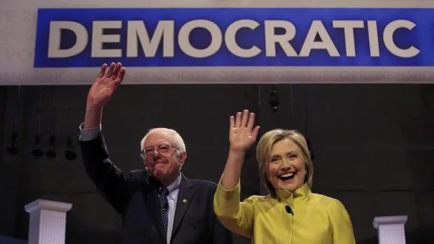 Bernie Sanders y Hillary Clinton en el debate de Milwaukee, Wisconsin, el pasado mes de febrero