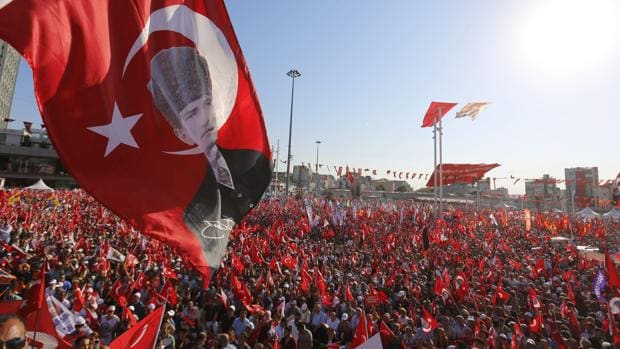 La concentración convocada por el socialdemócrata Partido Republicano del Pueblo (CHP) llena la plaza Taksim