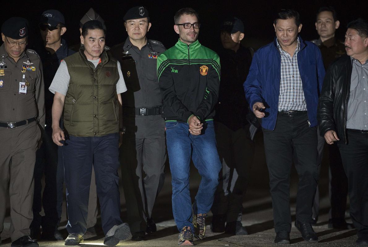 Artur Segarra camina rodeado de la policía tailandesa, en la base aérea Tha Raeng, en Bankok