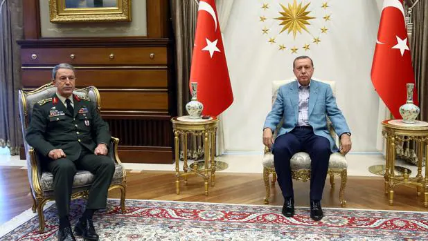 Erdogan, presidente de Turquía, junto al jefe del Estado Mayor, el general Hulusi Akar