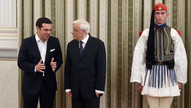 Tsipras, a la izquierda, con el presidente Pavlopoulos
