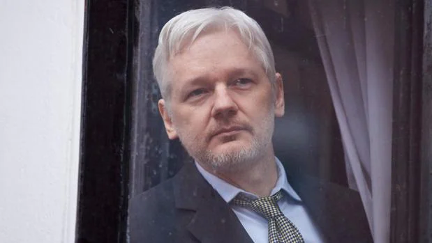Assange es observado desde una ventana de la embajada ecuatoriana en Londres el pasado 5 de Febrero