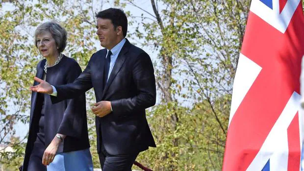 May (izquierda) y Renzi (derecha) caminan juntos a la rueda de prensa conjunta ofrecida hoy en Roma