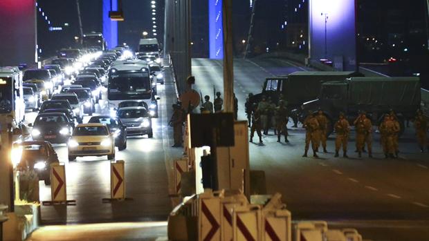 Imagen de los militares turcos bloqueando el Puente del Bósforo con tanques la noche del intento de golpe del 15 de julio