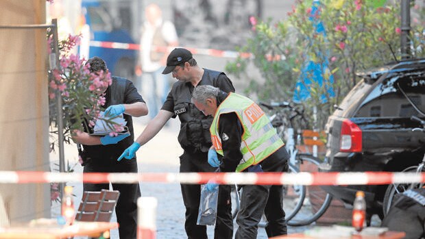 Miembros de la policía analizan la zona en la que el terrorista se suicidó en Ansbach