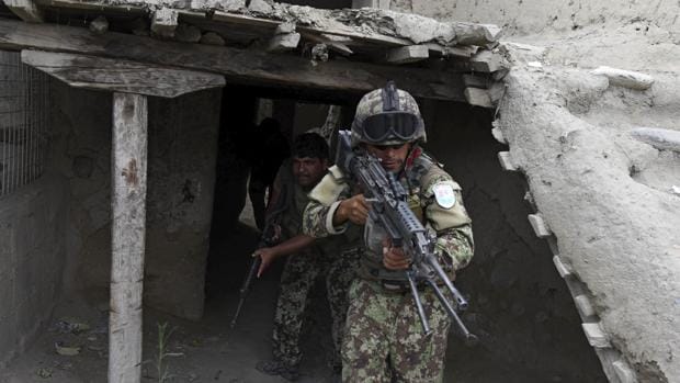 Miembros de las fuerzas de seguridad afganas durante una operación contra el Daesh en Afganistán
