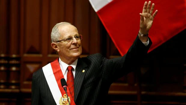 Kuczynski saluda tras ser investido presidente hoy en Lima, Perú