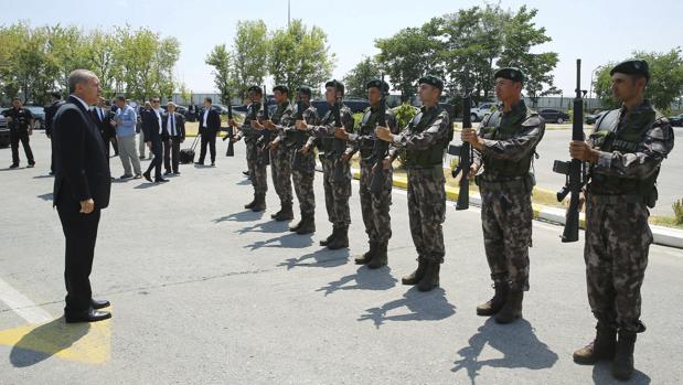 Erdogan saluda a unos militares durante su visita a la sede de las fuerzas especiales en Ankara este viernes