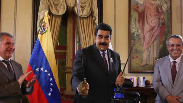 Fotografía difundida por el Palacio de Miraflores del presidente Maduro durante un encuentro con el presidente de PDVSA (d) y la petrolera rusa Rosneft (i)