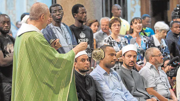 Musulmanes acuden a una Misa para homenajear al padre Hamel