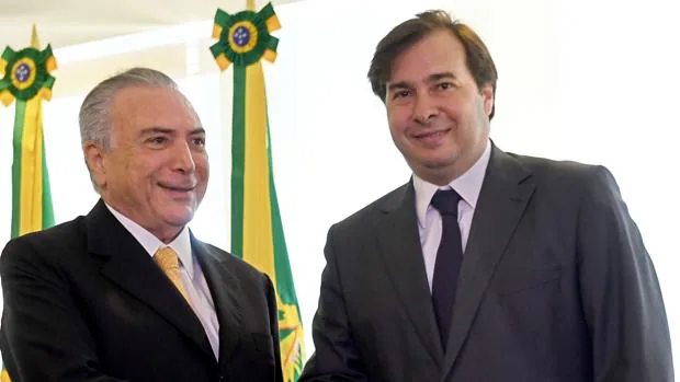 El presidente de la Cámara de Diputados, Cesar Maia, con el dirigente brasileño, Michel Temer, en una reunión en el Palacio de Planalto, en Brasilia, el pasado 14 de julio
