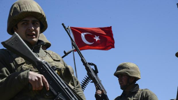 Soldados turcos en una operación contra la insugencia kurda en Mardin, al sureste de Turquía