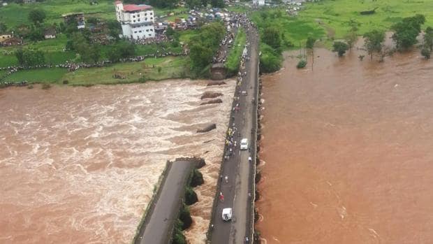 El puente derrumbado en el estado de Maharashtra