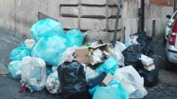 Basura acumulada a pocos metros de la Fontana di Trevi