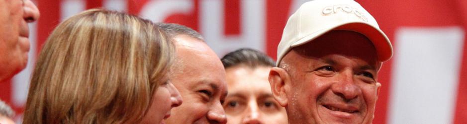 Carvajal, saludado por el dirigente chavista Diosdado Cabello