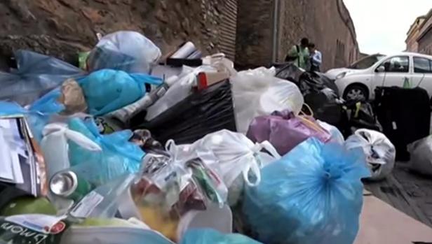 La «crisis de la basura» supera a la alcaldesa populista de Roma